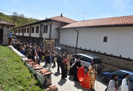 Три дни празници за Всецарица