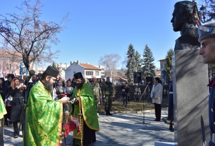 С водосвет откриха паметник на Левски в Брезник