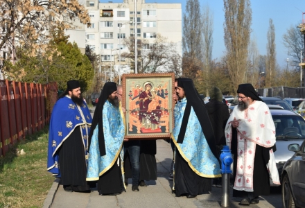 Иконата на Пресвета Богородица Всецарица гостува в строличен храм