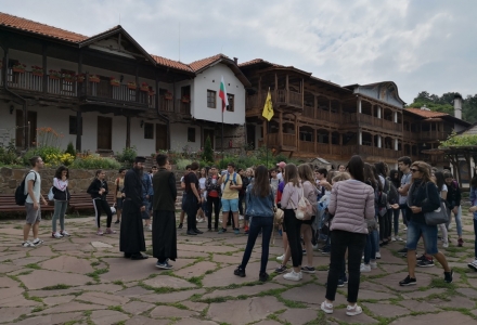 Ученици на гости в манастира