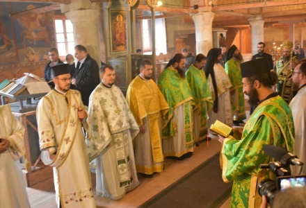 Архиерейска св. Литургия за Петковден в Трън