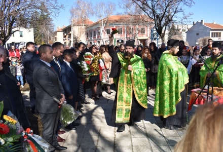 С водосвет откриха паметник на Левски в Брезник