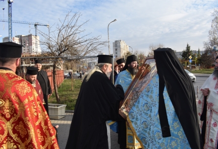 Иконата на Пресвета Богородица Всецарица гостува в строличен храм