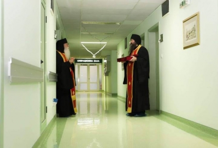 Свети мощи от Църногорския манастир при болните във ВМА