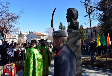 С водосвет откриха паметник на Левски в Брезник