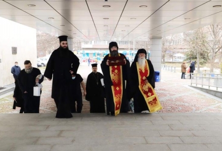 Свети мощи от Църногорския манастир при болните във ВМА