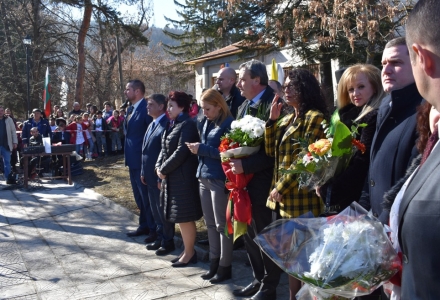 С водосвет откриха паметник на Левски в Брезник