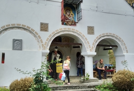 Празнични богослужения в Радомирско