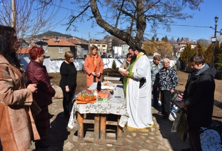 Архиерейска света Литургия в Брезник