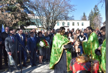 С водосвет откриха паметник на Левски в Брезник