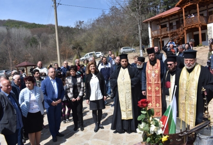 Водосвет в обновения Леворечки манастир