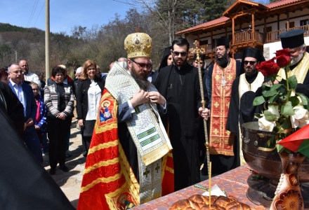 Водосвет в обновения Леворечки манастир