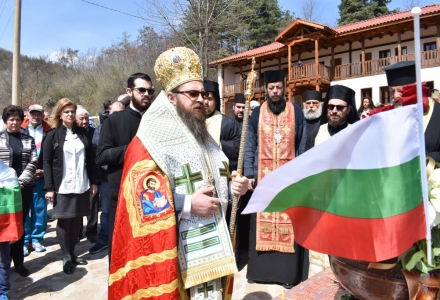 Водосвет в обновения Леворечки манастир